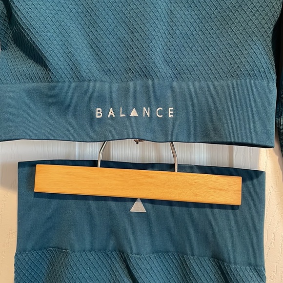 Balance crop top and leggings set, Size Medium - Picture 6 of 13
